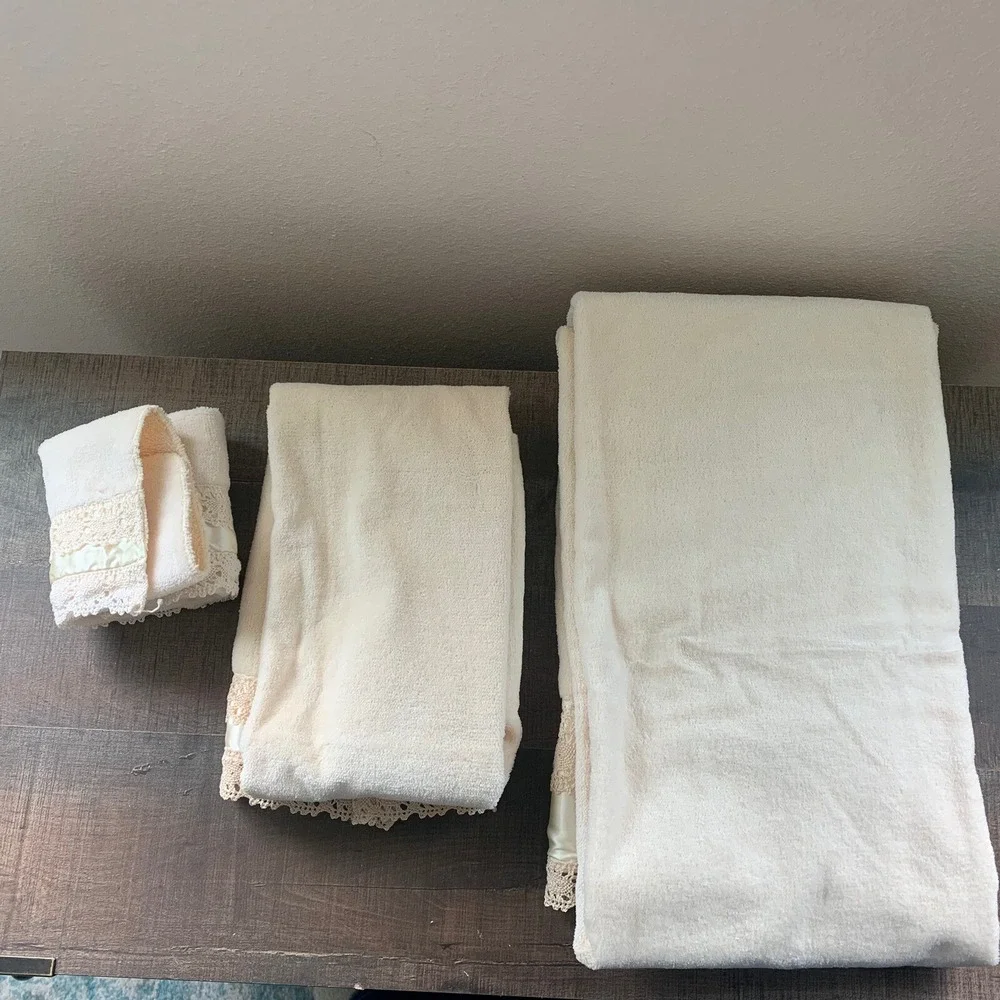1978 Avanti Towel Set 3 Piece Cream Lace Satin‎ USA Bath Hand Washcloth New